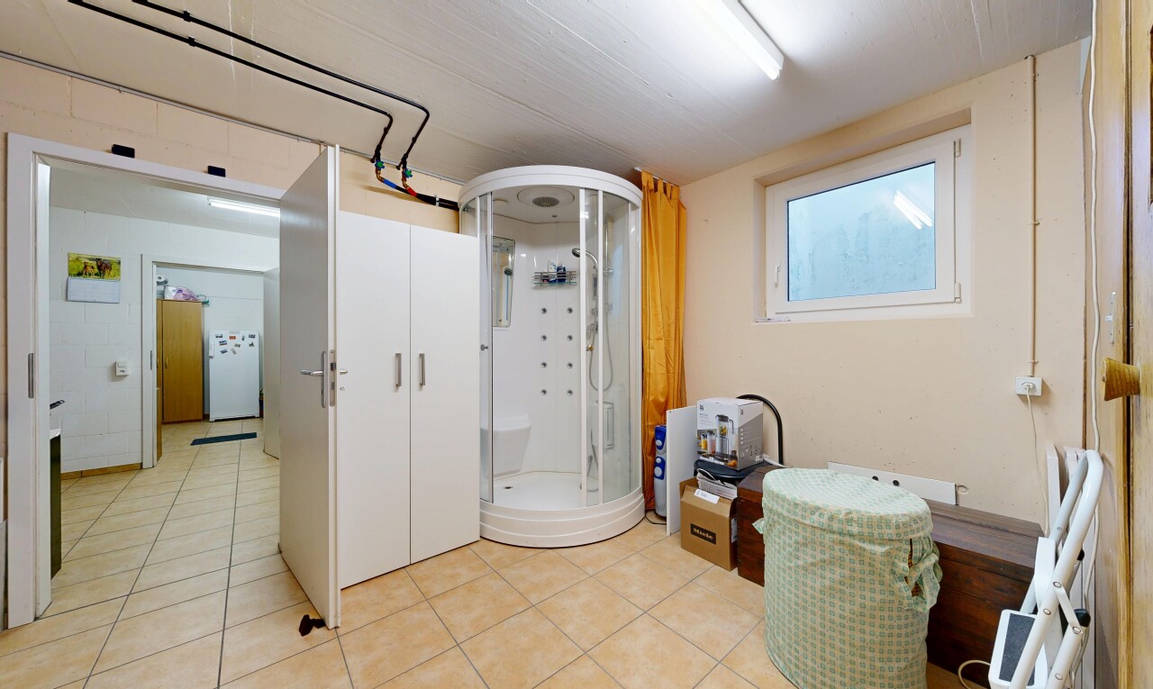 bad mit inside property, light floor, komplettes badezimmer, dusche, und tile floor