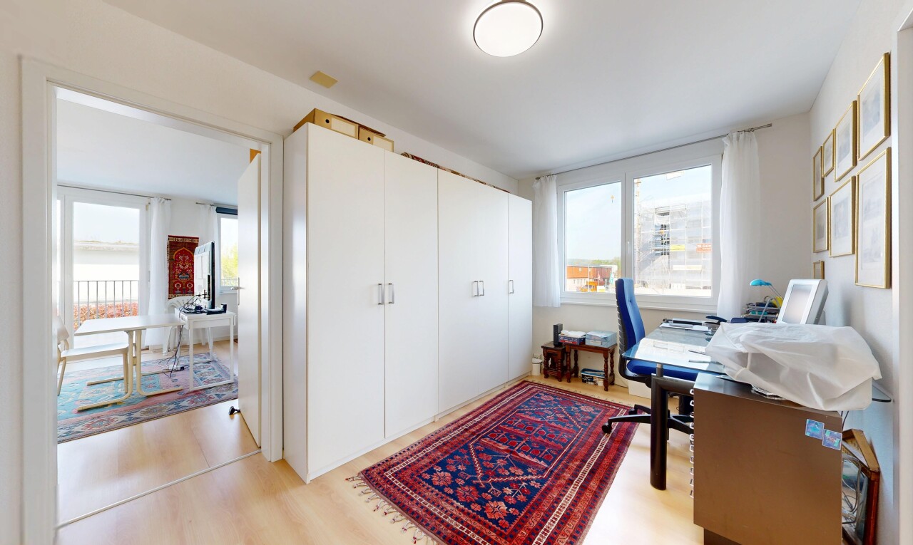 zimmer / schlafzimmer mit inside property, light floor, bürobereich, gipskartonwand, und drywall