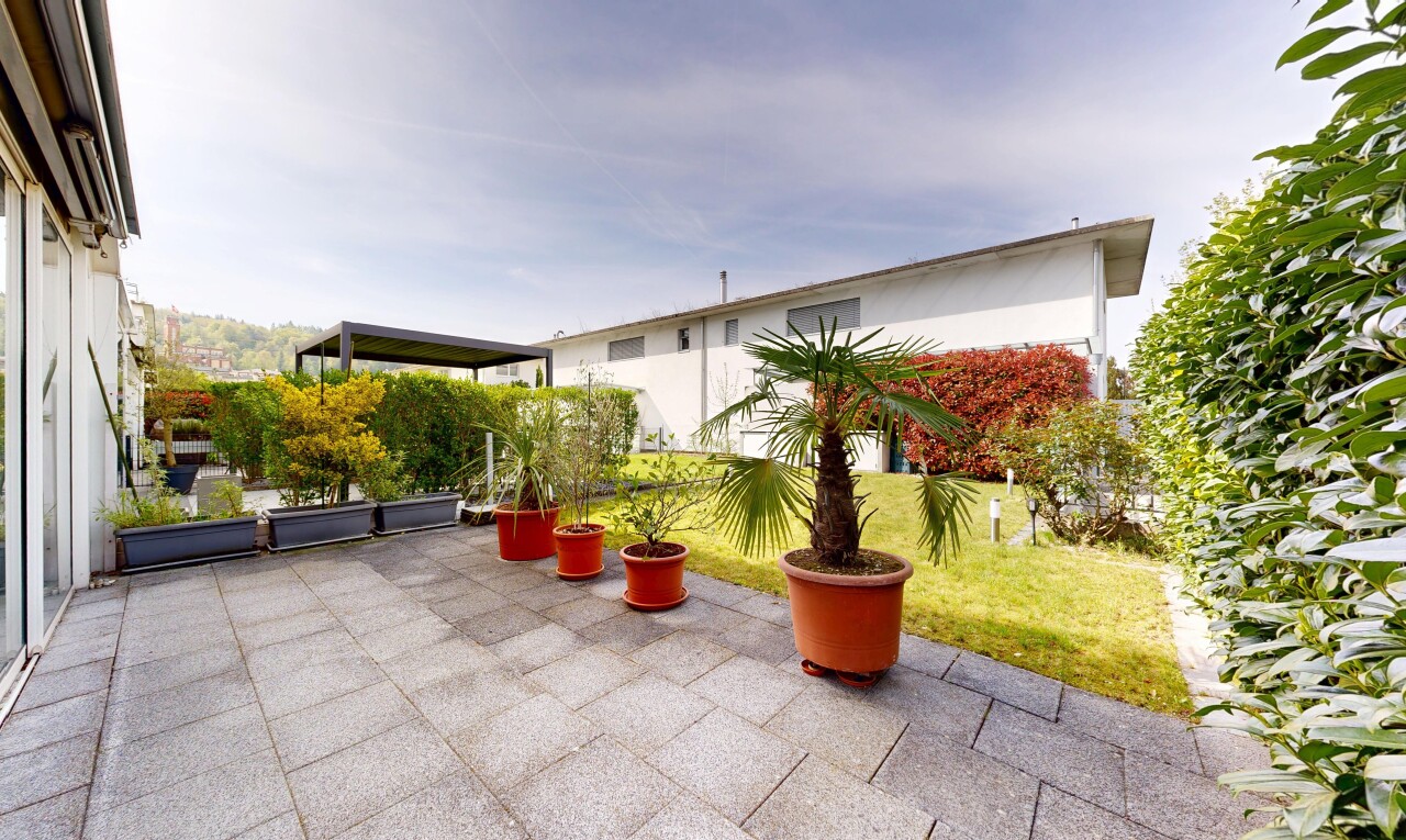 terrasse mit from property, terrasse, rasen, und day time