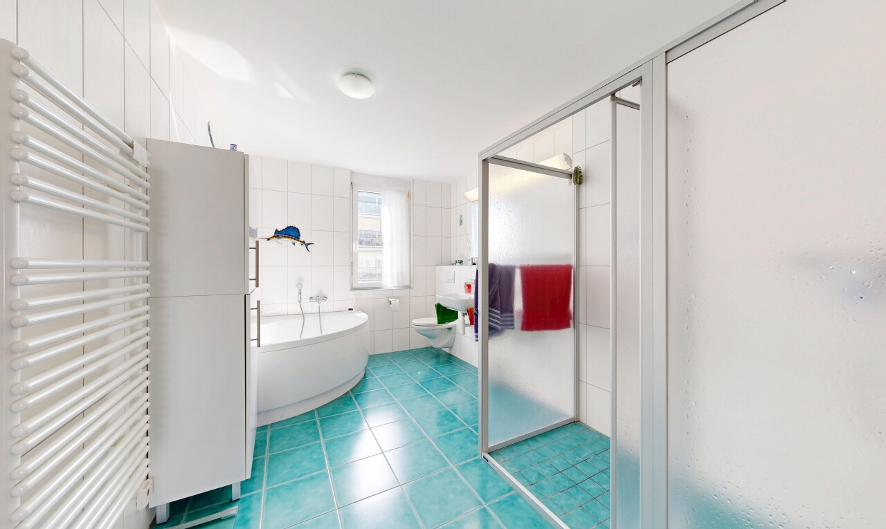 bad mit handtuchwärmer, kühler, komplettes badezimmer, dusche, und tile floor