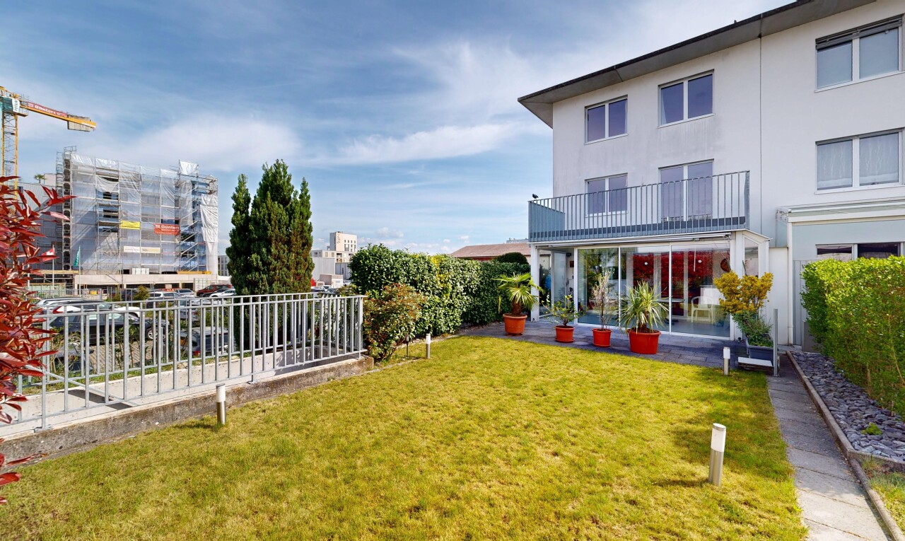 garten mit rasen, day time, und balkon
