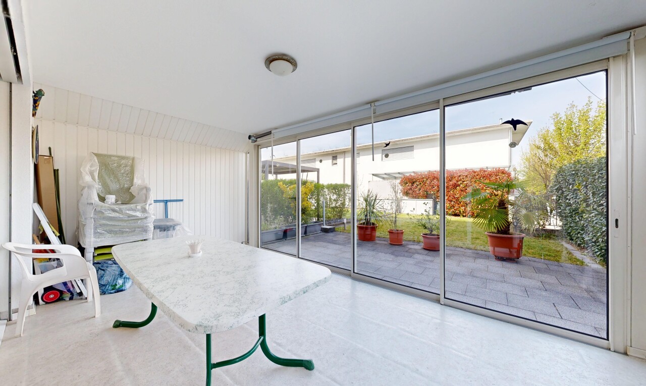 terrasse mit wintergarten, property visible, und day time
