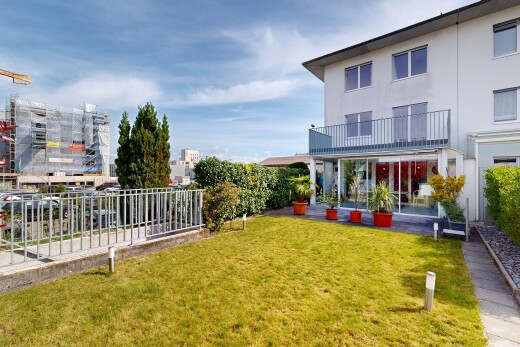 jardin avec pelouse, day time, et balcon