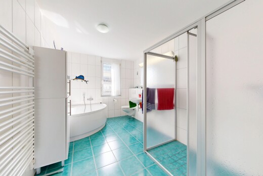 bad mit handtuchwärmer, kühler, komplettes badezimmer, dusche, und tile floor