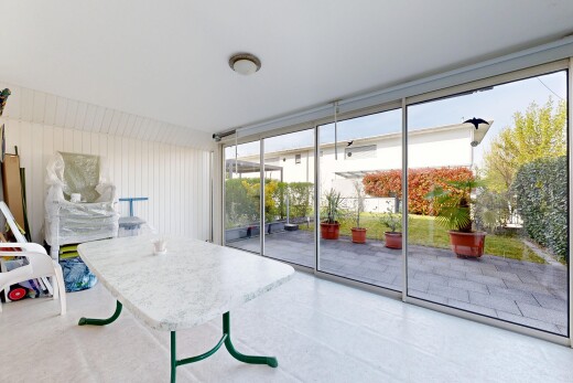 terrasse avec véranda, property visible, et day time