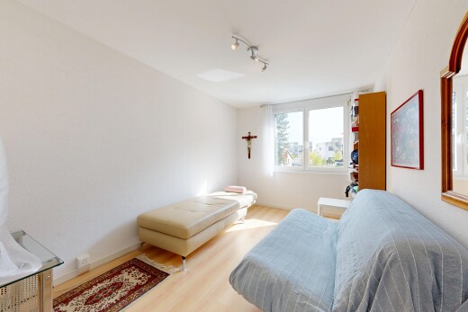 wohnzimmer mit drywall, gipskartonwand, wood finish floor, holzfußboden, und inside property