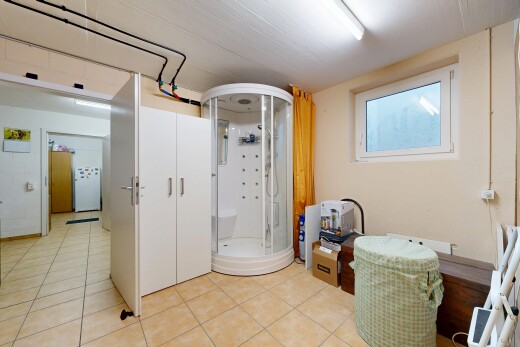 bad mit inside property, light floor, komplettes badezimmer, dusche, und tile floor