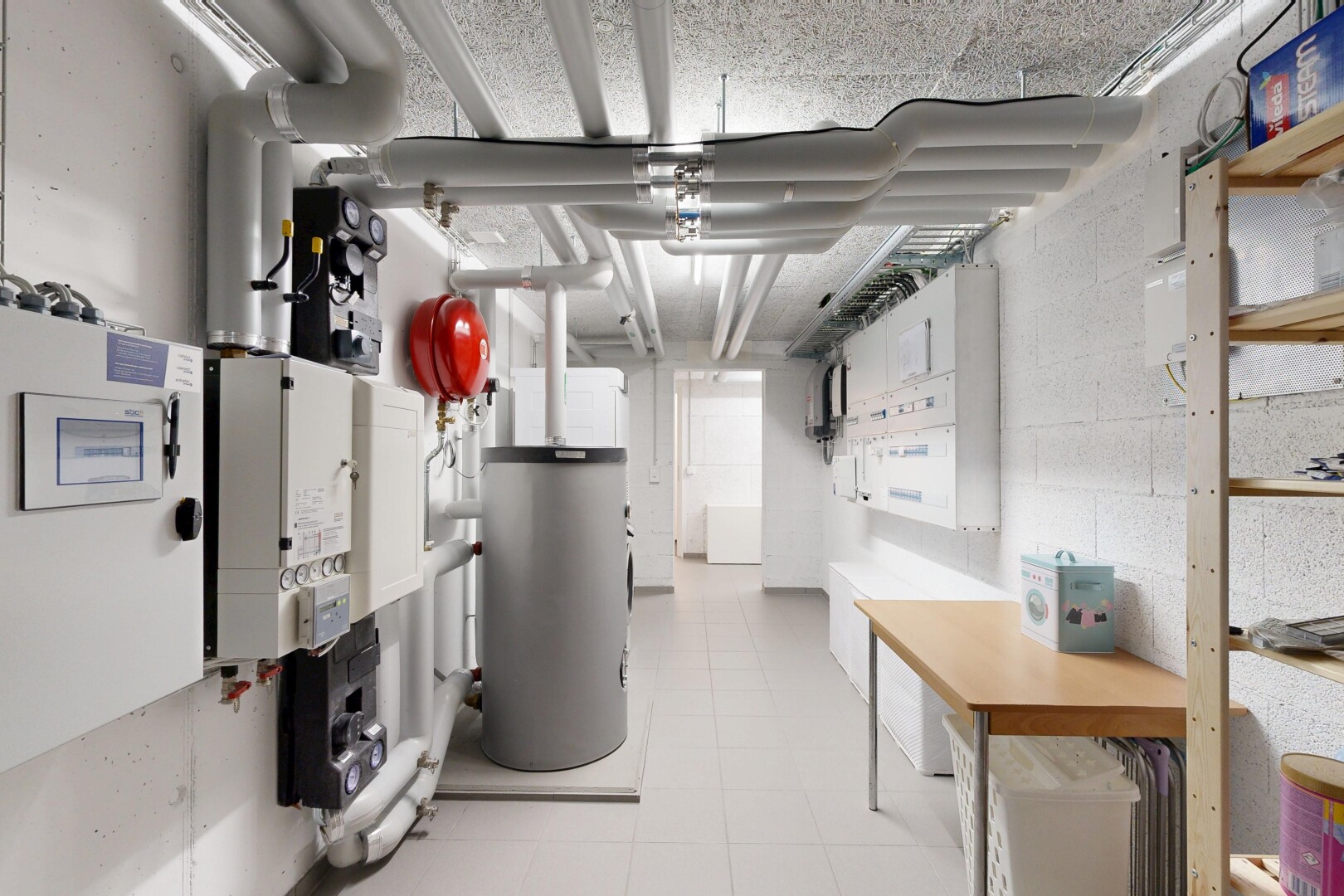 buanderie avec inside community, chauffe-eau, et concrete block wall
