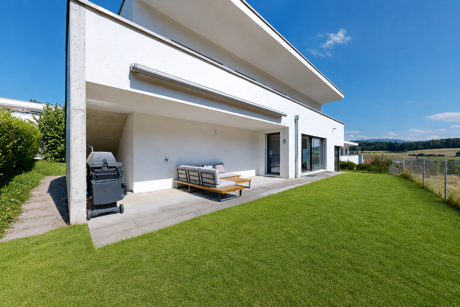 façade avec clôture, pelouse, terrasse, from property, et property visible