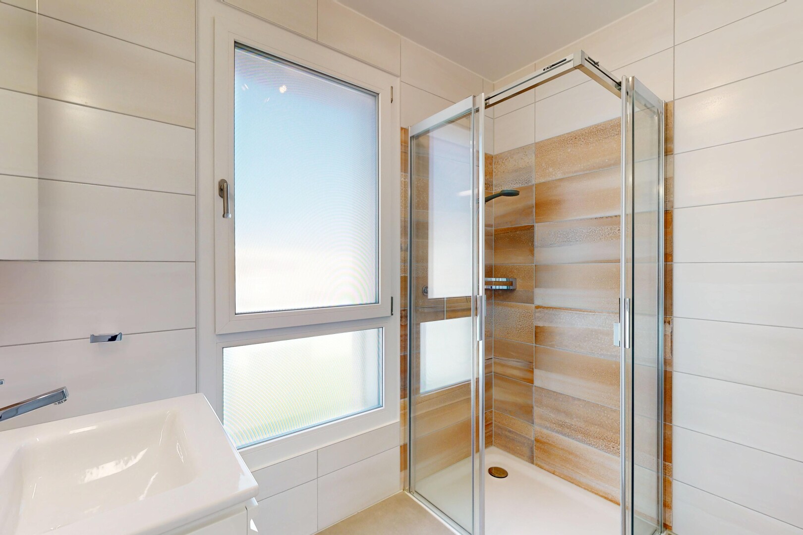 salle de bains avec douche, salle de bain complète, évier, lavabo (ou coiffeuse selon le contexte), et inside property
