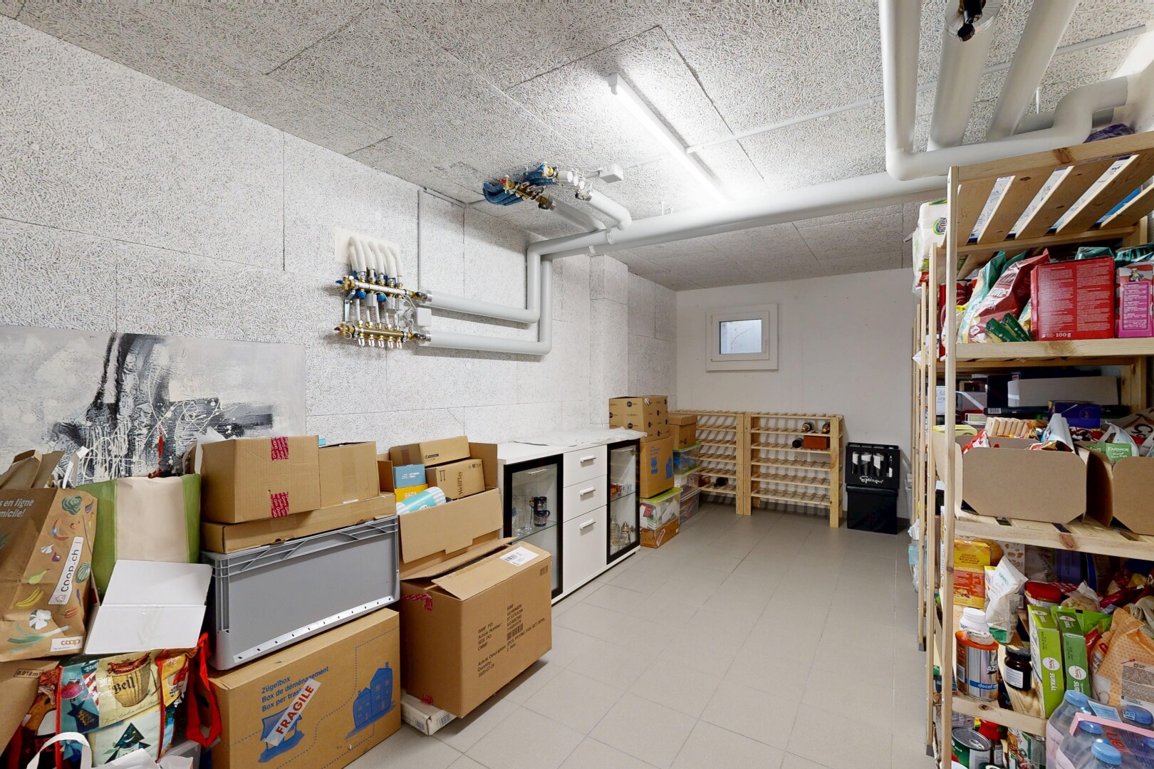 garde-manger avec lumière naturelle et sous-sol