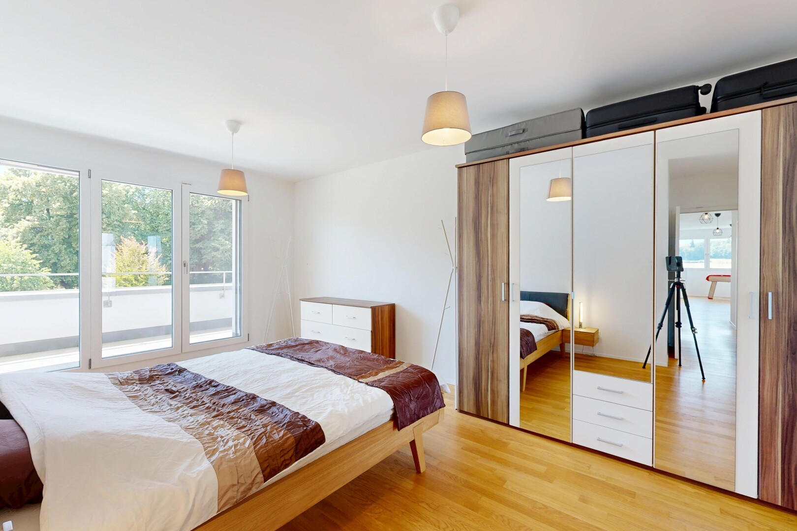chambre avec éclairage suspendu, sol en finition bois, wood finish floor, placard, et cloison sèche