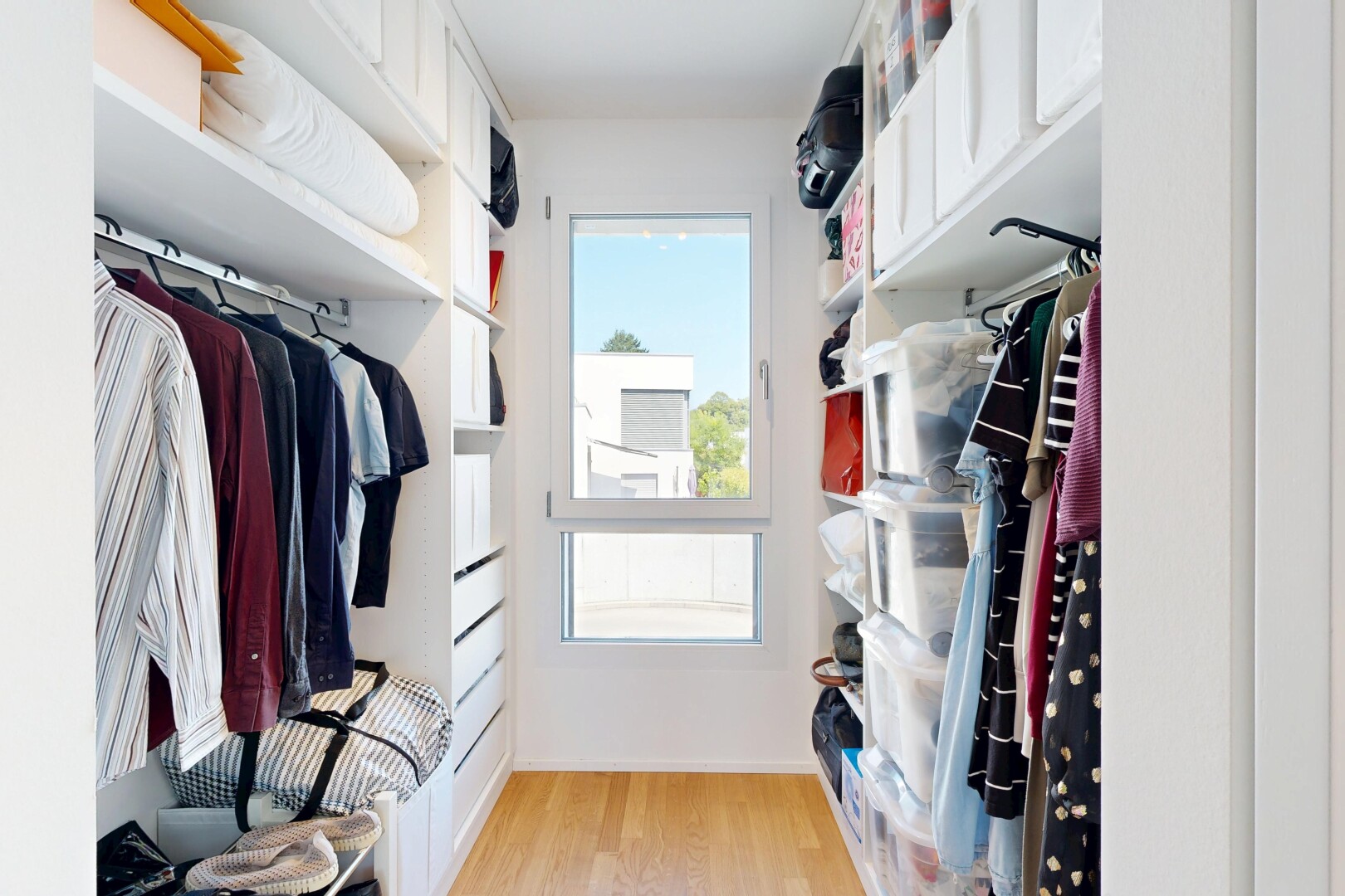 dressing avec dressing, sol en finition bois, wood finish floor, lumière naturelle, et light floor