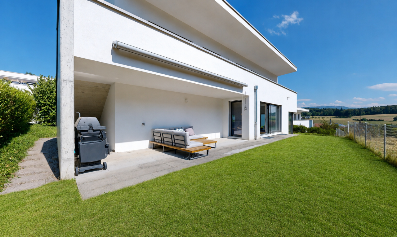 façade avec clôture, pelouse, terrasse, from property, et property visible