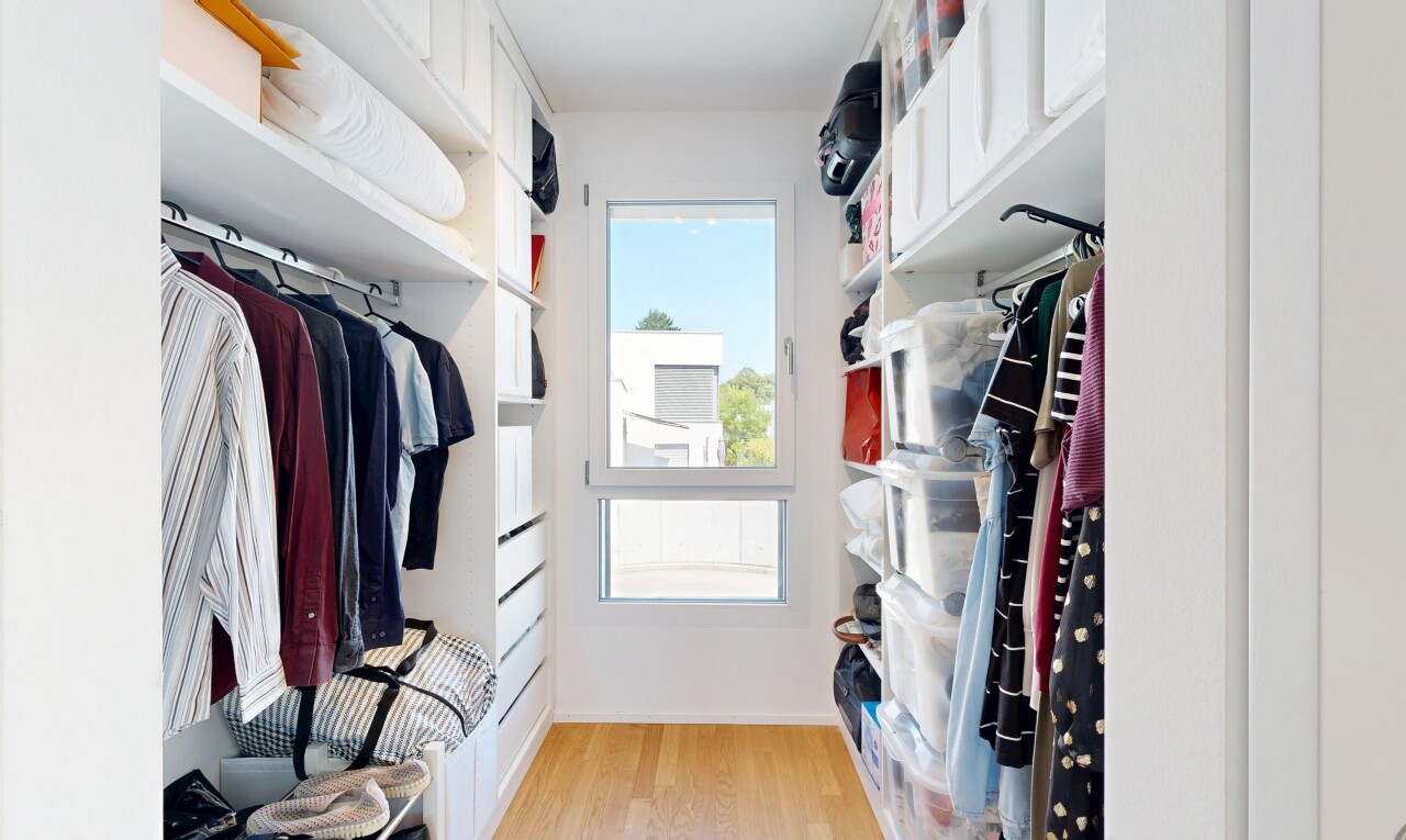 dressing avec dressing, sol en finition bois, wood finish floor, lumière naturelle, et light floor