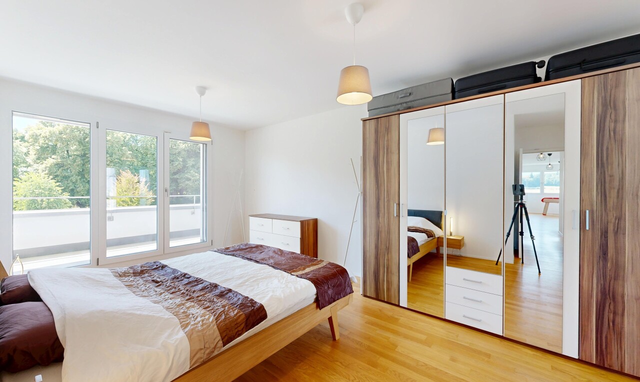 chambre avec éclairage suspendu, sol en finition bois, wood finish floor, placard, et cloison sèche