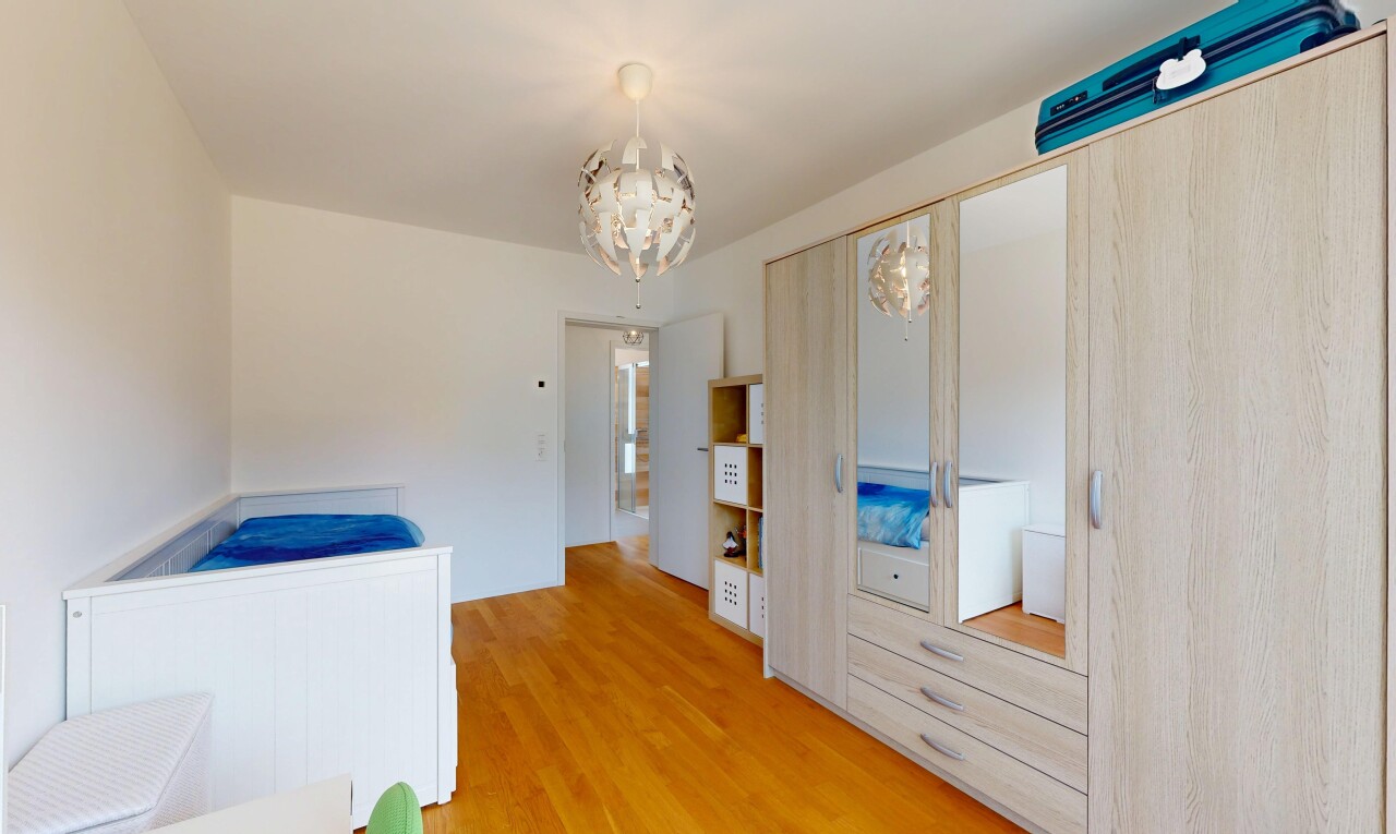 chambre avec wood finish floor, sol en finition bois, drywall, cloison sèche, et inside property