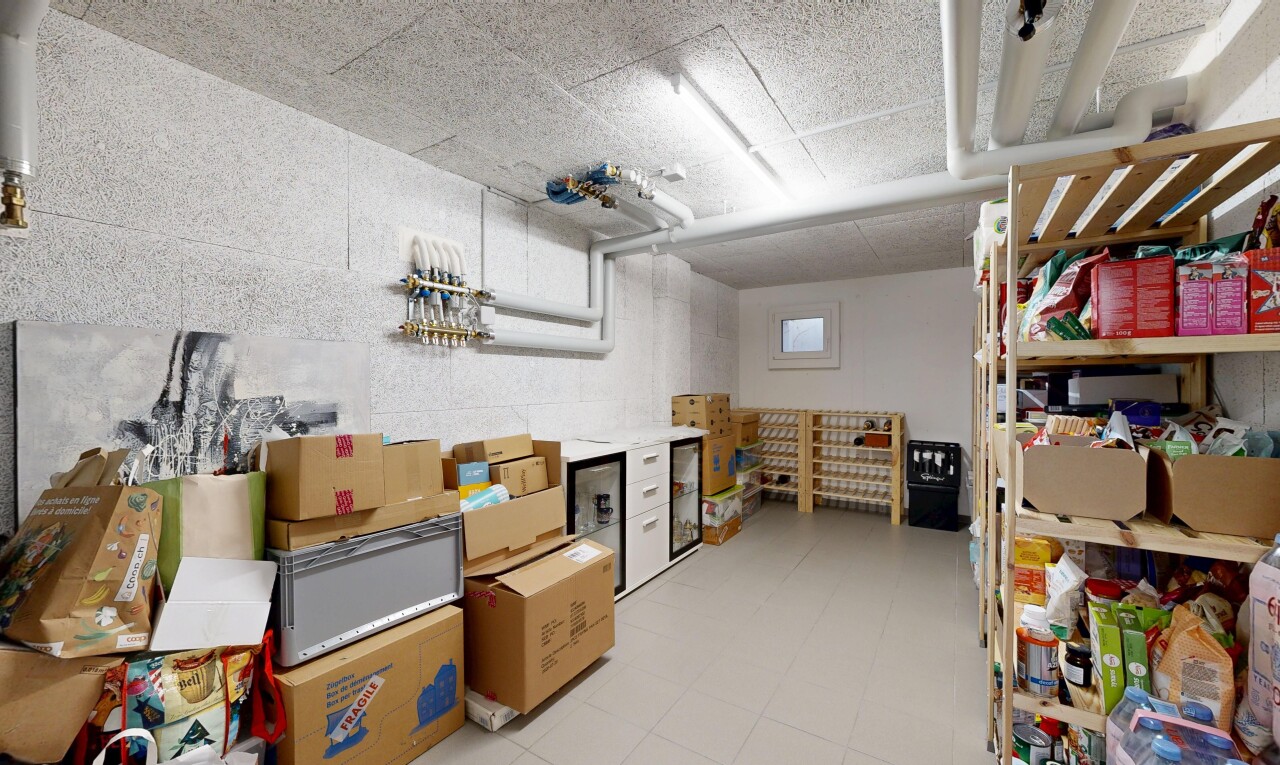 garde-manger avec lumière naturelle et sous-sol