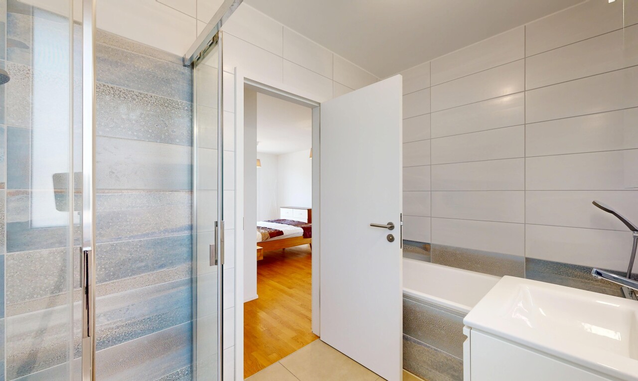 salle de bains avec mur en carrelage, tile wall, salle de bain complète, douche, et lavabo (ou coiffeuse selon le contexte)