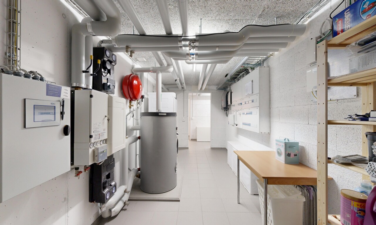 buanderie avec inside community, chauffe-eau, et concrete block wall