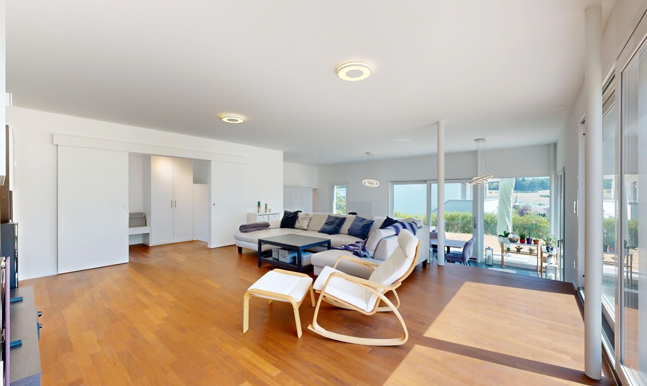 salon avec sol en finition bois, wood finish floor, inside property, cloison sèche, et drywall