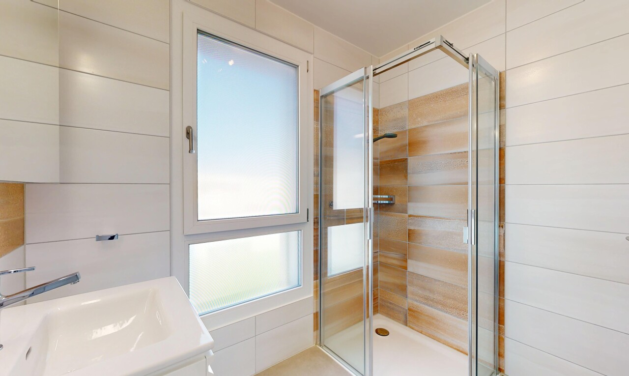 salle de bains avec douche, salle de bain complète, évier, lavabo (ou coiffeuse selon le contexte), et inside property