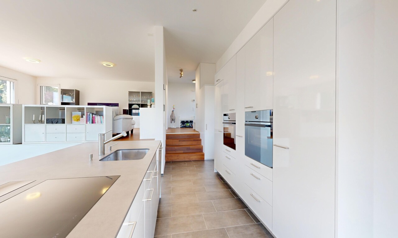 cuisine avec light countertops, évier, armoires blanches, white cabinets, et plaque de cuisson