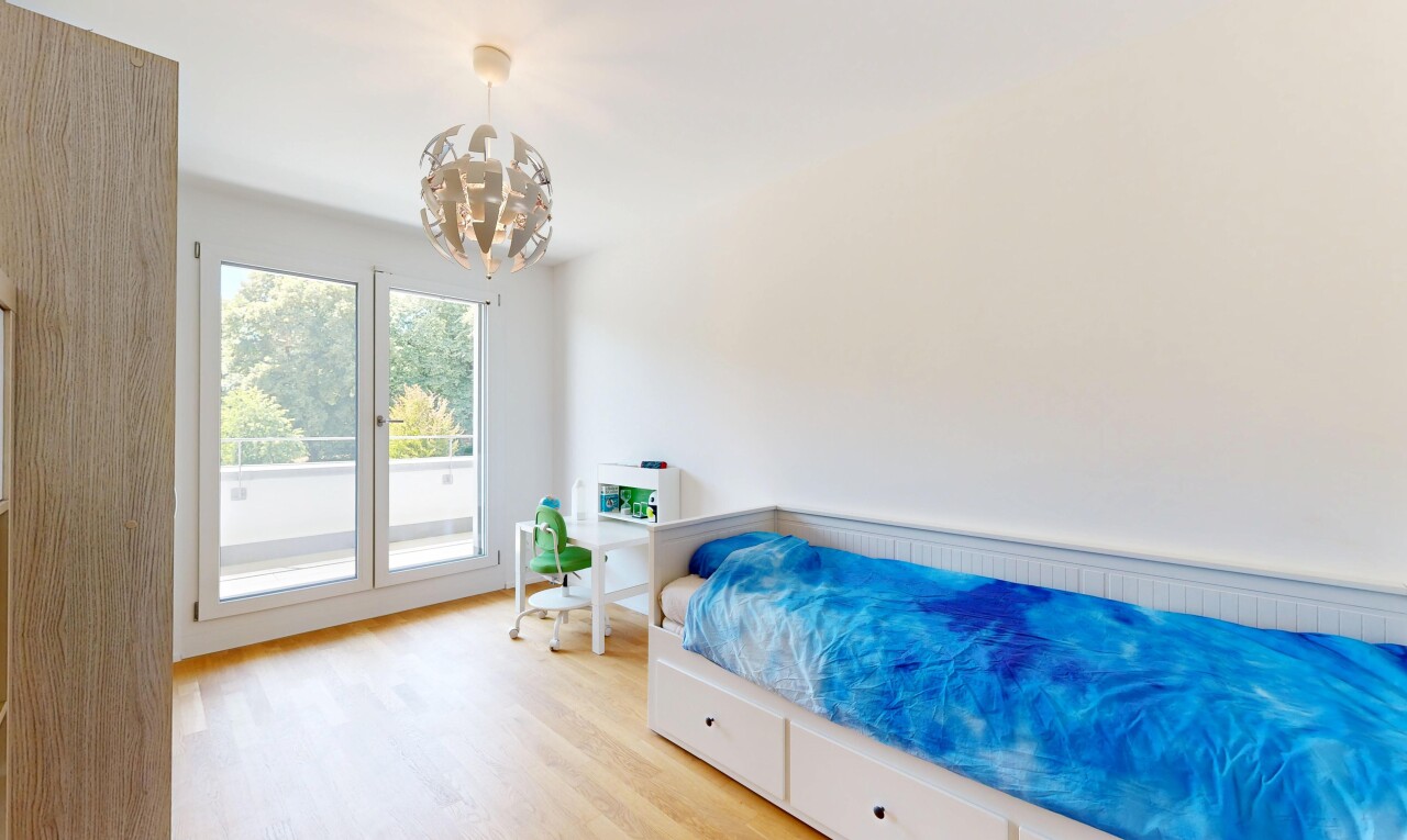 chambre avec sol en finition bois, wood finish floor, cloison sèche, drywall, et light floor