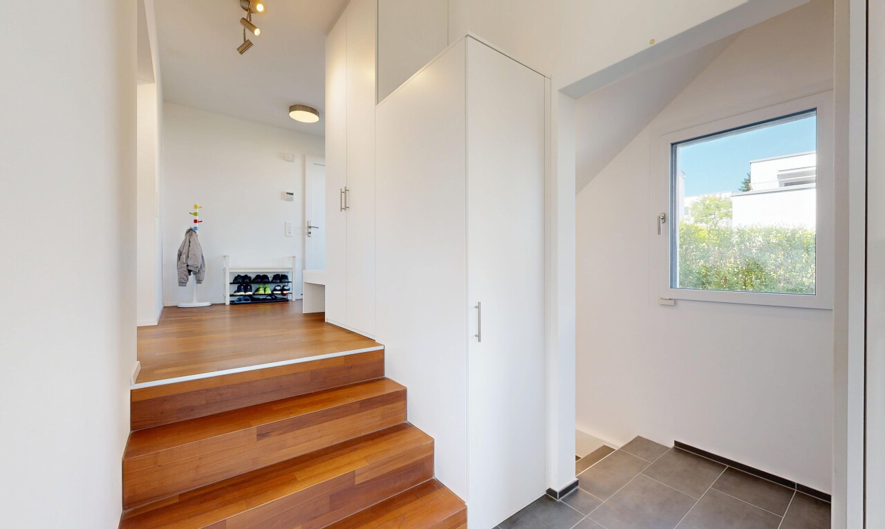 escaliers avec lumière naturelle, cloison sèche, drywall, inside property, et sol en carrelage