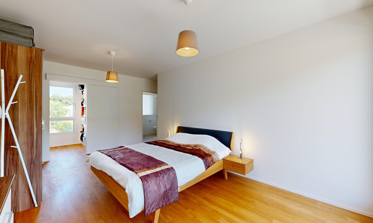 chambre avec éclairage suspendu, drywall, cloison sèche, wood finish floor, et inside property
