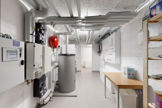 buanderie avec inside community, chauffe-eau, et concrete block wall
