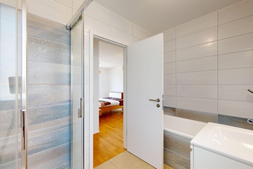 salle de bains avec mur en carrelage, tile wall, salle de bain complète, douche, et lavabo (ou coiffeuse selon le contexte)