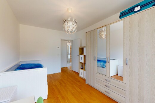 chambre avec wood finish floor, sol en finition bois, drywall, cloison sèche, et inside property