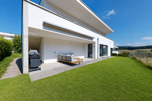 façade avec clôture, pelouse, terrasse, from property, et property visible