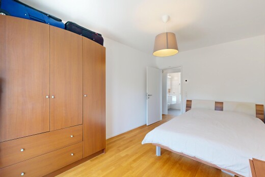 chambre avec éclairage suspendu, sol en finition bois, wood finish floor, cloison sèche, et drywall