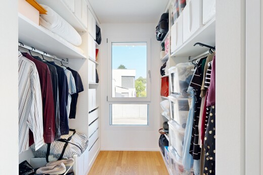 dressing avec dressing, sol en finition bois, wood finish floor, lumière naturelle, et light floor