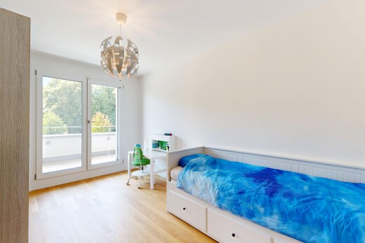 chambre avec sol en finition bois, wood finish floor, cloison sèche, drywall, et light floor