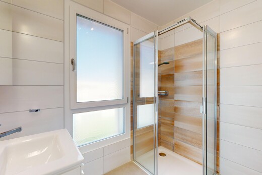 salle de bains avec douche, salle de bain complète, évier, lavabo (ou coiffeuse selon le contexte), et inside property