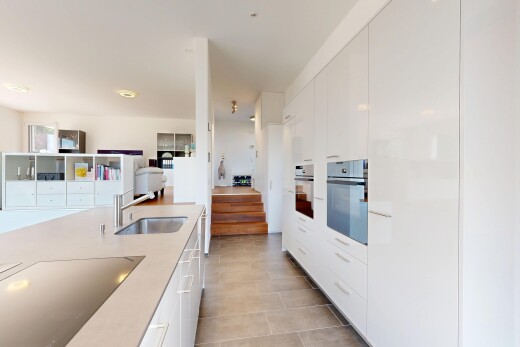cuisine avec light countertops, évier, armoires blanches, white cabinets, et plaque de cuisson