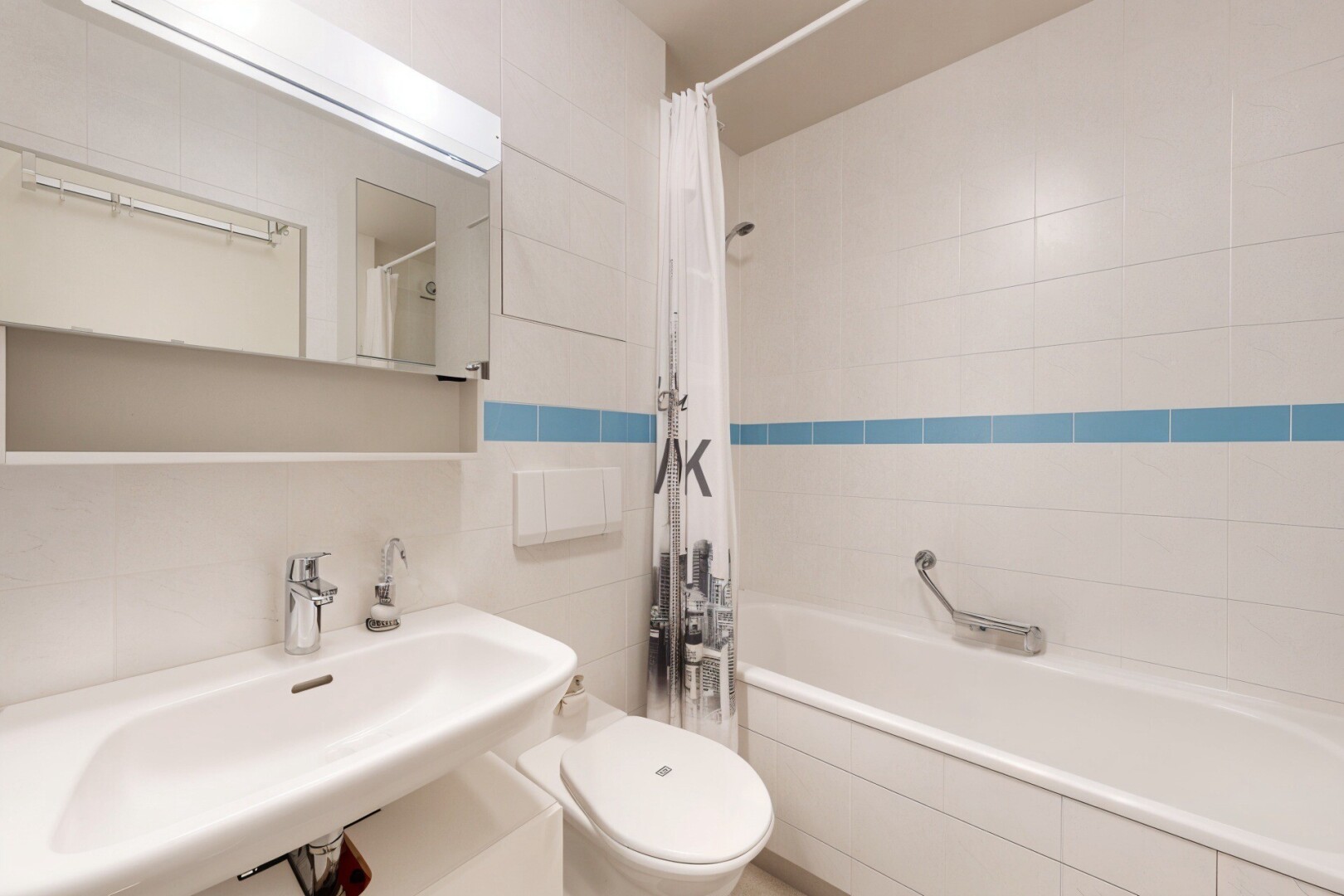 salle de bains avec tile wall, mur en carrelage, salle de bain complète, miroir, et inside property