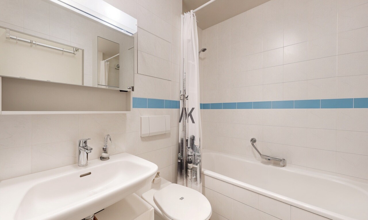 salle de bains avec tile wall, mur en carrelage, salle de bain complète, miroir, et inside property
