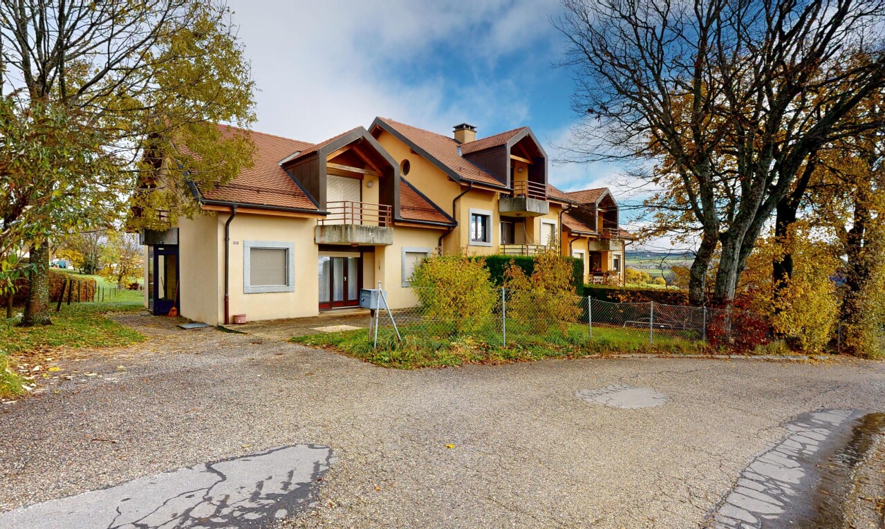 façade avec day time, property visible, balcon, clôture, et cheminée