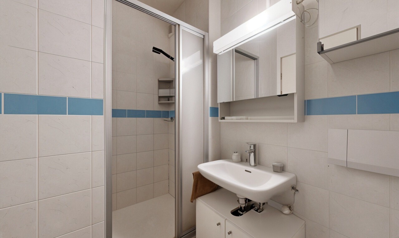 salle de bains avec miroir, salle de bain complète, douche, lavabo (ou coiffeuse selon le contexte), et inside property