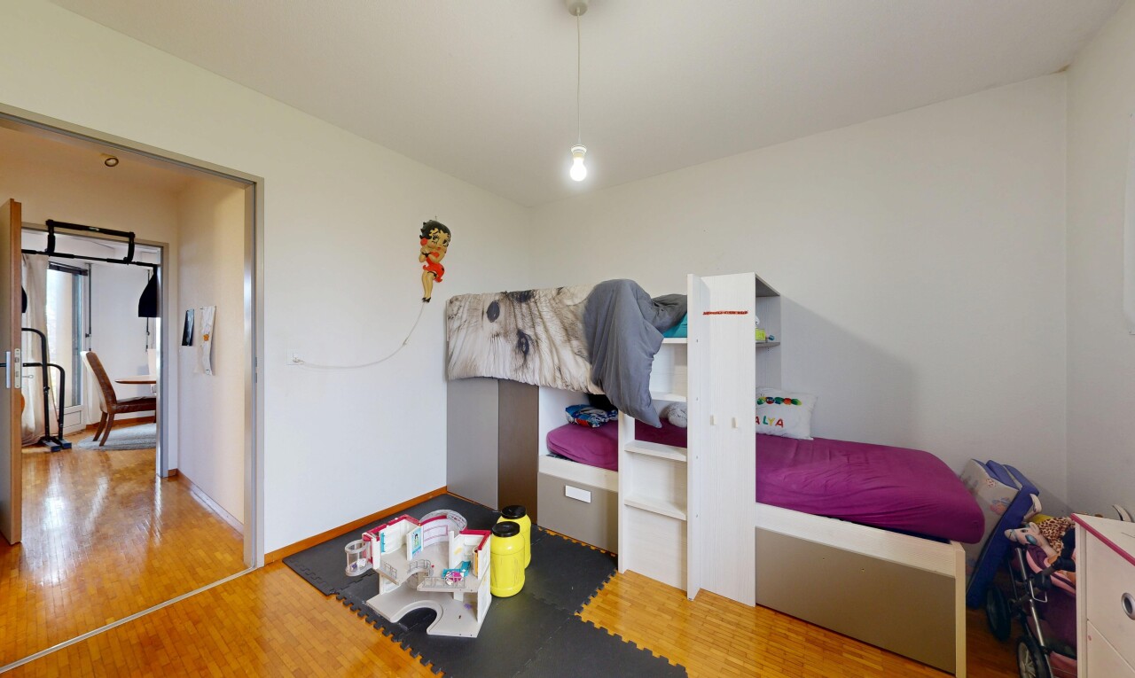 chambre avec wood finish floor, sol en finition bois, drywall, cloison sèche, et inside property