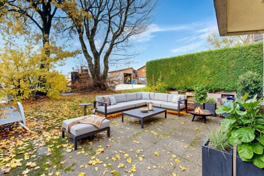 terrasse avec foyer extérieur, terrasse, et day time