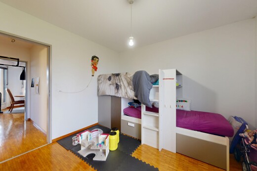 chambre avec wood finish floor, sol en finition bois, drywall, cloison sèche, et inside property