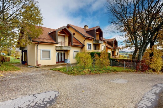 façade avec day time, property visible, balcon, clôture, et cheminée