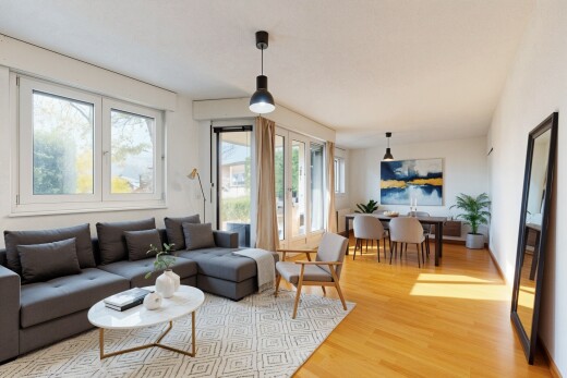 salon / salle à manger avec sol en finition bois, wood finish floor, lumière naturelle, natural light, et inside property