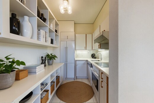 cuisine avec étagères ouvertes, backsplash, dosseret, plans de travail, et tile floor