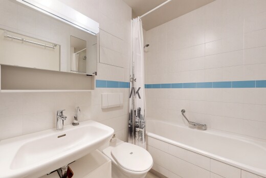 salle de bains avec tile wall, mur en carrelage, salle de bain complète, miroir, et inside property